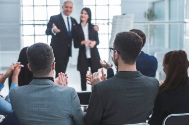 Proje yöneticisi, bir çalışma toplantısında genç bir uzmanı temsil ediyor.