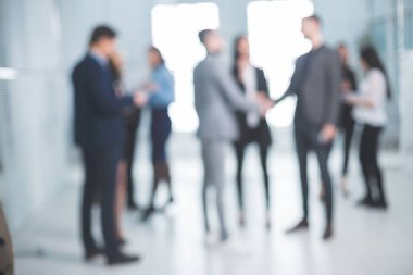 Ofis lobisindeki bir grup iş adamının arkaplan resmi