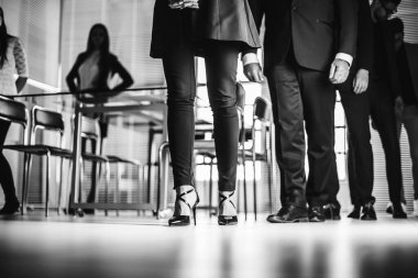 Kapat. Ofis iş merkezinden çeşitli iş adamları geçiyor..