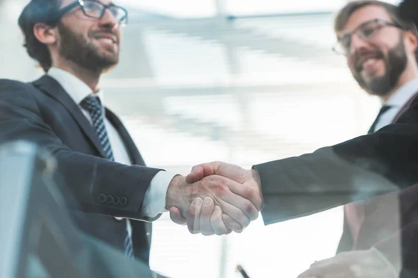 Empresários apertando as mãos em uma reunião de escritório — Fotografia de Stock