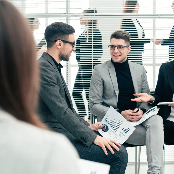 Collègues d'affaires discutant des données financières dans une salle de conférence — Photo