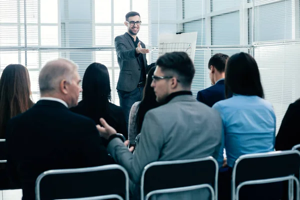 Вид сзади. деловые люди сидят в конференц-зале — стоковое фото