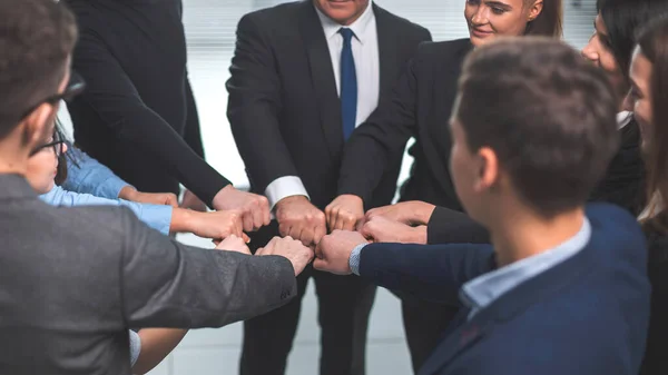 De cerca. un equipo de jóvenes profesionales de pie en un círculo — Foto de Stock