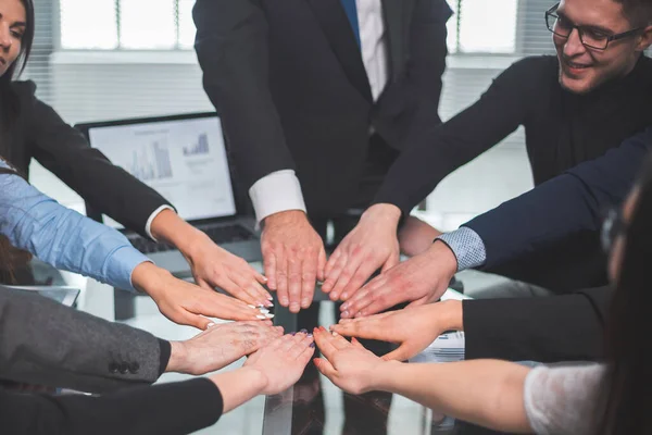 På nära håll. affärsteam gör en cirkel av sina handflator — Stockfoto