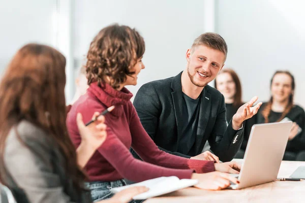 Groupe de jeunes employés assis au bureau Bureau — Photo