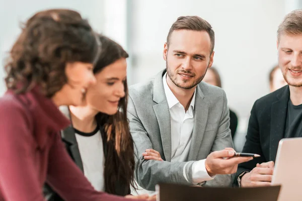 Jóvenes trabajadores que debaten problemas en una reunión de grupo. — Foto de Stock