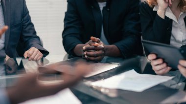 Kapat. çok ırklı iş adamları yeni fikirleri tartışıyor