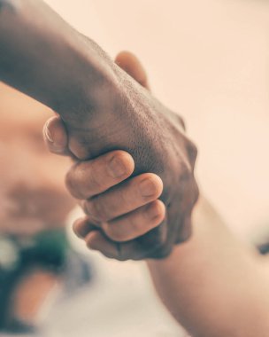 Alt manzara. Uluslararası iş ortağının güçlü tokalaşması