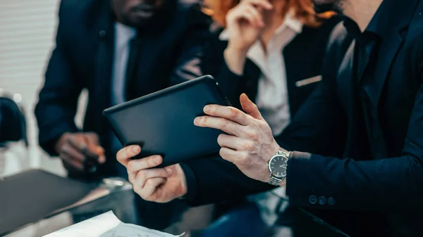 Fecha. equipe de negócios olhando para a tela de uma tabl digital — Fotografia de Stock