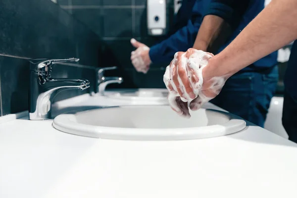 De cerca. empleados se lavan bien las manos —  Fotos de Stock