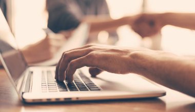 Kapat. İş adamı ofis masasında otururken dizüstü bilgisayarda çalışır. .