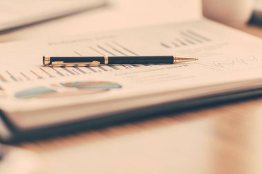 Kapat. Ofis masasının mali tablosu.