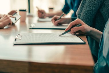 Kapat. bir grup çalışan iş belgeleriyle çalışıyor..