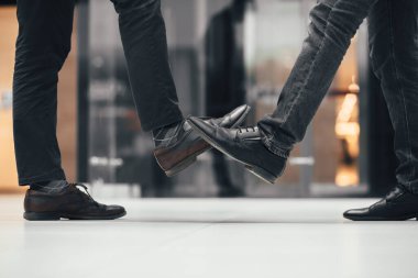 Kapat. Gençler birbirini selamlıyor .