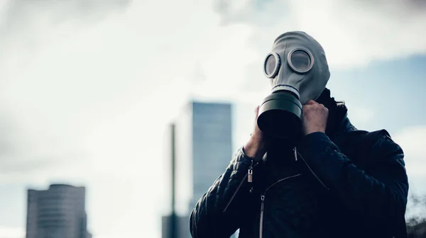 Νεαρός άνδρας που φοράει μάσκα αερίου σε δρόμο της πόλης — Φωτογραφία Αρχείου