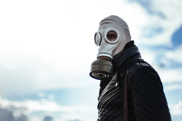 Casual jongeman in een gasmasker staan op straat in een lege stad — Stockfoto