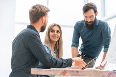 İş ekibi iş toplantısında mali programları tartışıyor