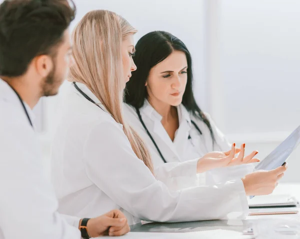 Bir grup doktor hastaların röntgenlerini tartışıyor. — Stok fotoğraf