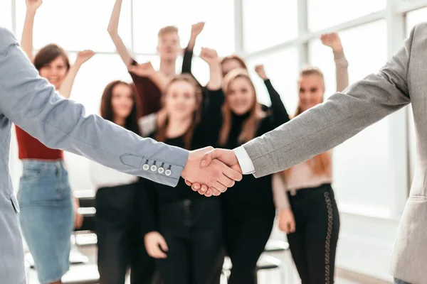 Nahaufnahme. Geschäftlicher Händedruck vor verschwommenem Bürohintergrund. — Stockfoto