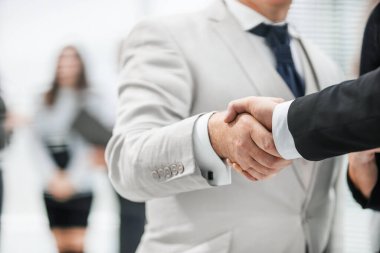 Kapat. ofis arka planında iş tokalaşması.