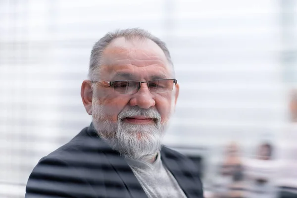 Fecha. retrato de um homem de negócios confiante idoso . — Fotografia de Stock