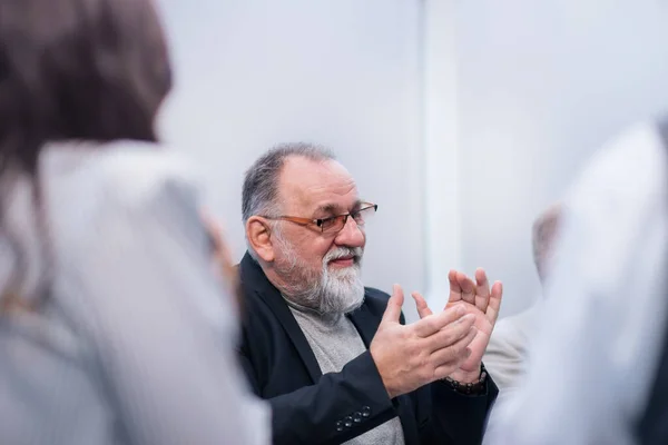 De cerca. colegas de negocios discutiendo el proyecto sentado en la oficina Escritorio . —  Fotos de Stock