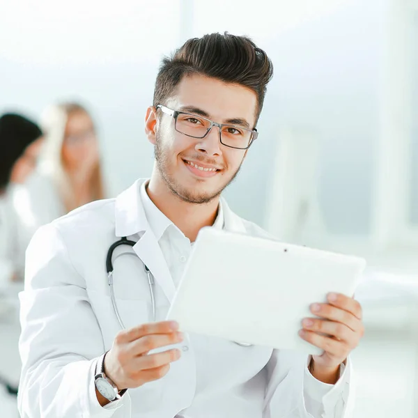 Médico sonriente mirando la pantalla digital de la tableta — Foto de Stock