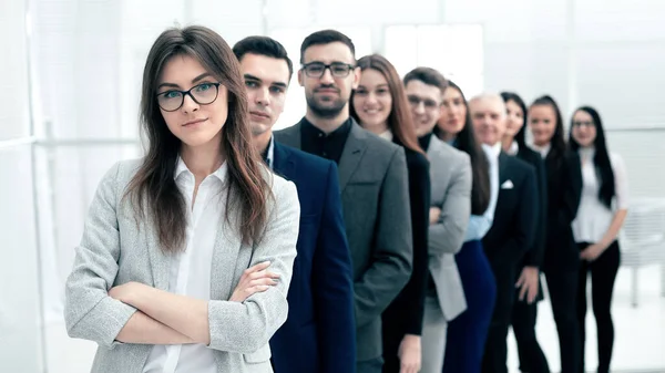 Large group of young business people standing in a row. — Stockfoto