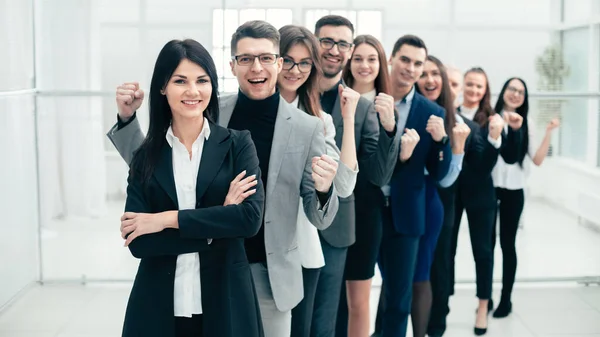 Groep gelukkige jongeren die op een rij staan — Stockfoto