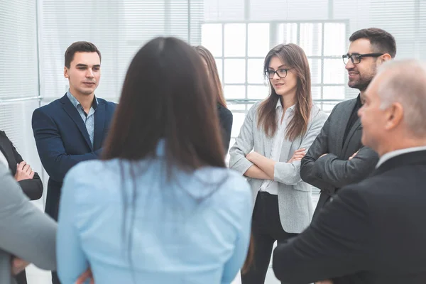 De cerca. un grupo de empleados discutiendo nuevas ideas — Foto de Stock