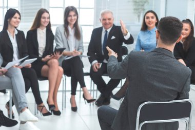 Proje Yöneticisi iş ekibi için bir rapor hazırlıyor.