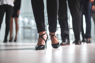 Ofiste yürüyen bir grup şirket çalışanının görüntüsü