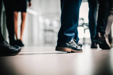 Kapat. Modern bir ofiste yürüyen iş adamları.