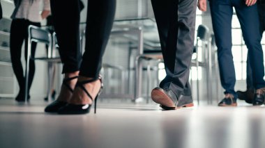 Kapat. Ofis iş merkezinden çeşitli iş adamları geçiyor..