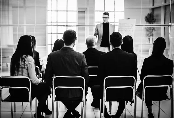 Åhörare lyssnar på föreläsaren i konferensrummet — Stockfoto