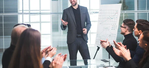 Бизнес-команда аплодирует спикеру на бизнес-презентации — стоковое фото