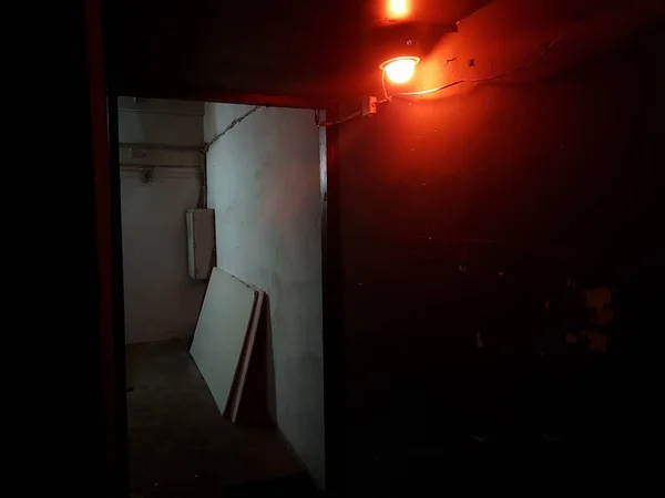 Luz ardente no quarto no estilo subterrâneo . — Fotografia de Stock