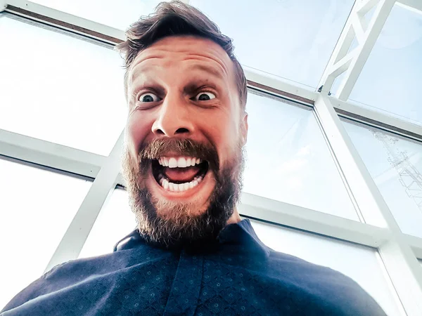 Retrato de um homem barbudo emocional feliz — Fotografia de Stock