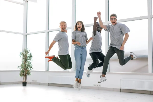 Jóvenes empleados felices se divierten en la nueva oficina. — Foto de Stock