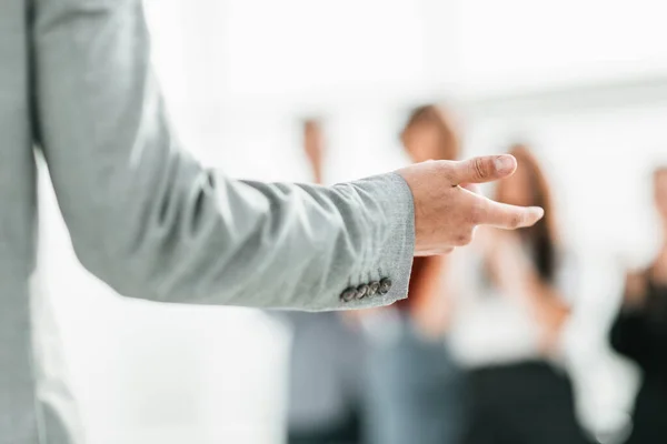 De cerca. hombres de negocios de pie en la sala de conferencias —  Fotos de Stock