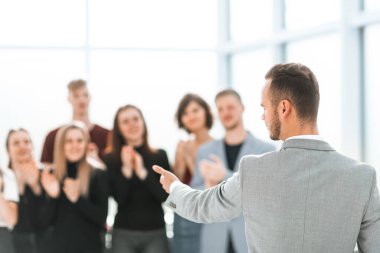 Konuşmalarını alkışlayan bir grup gencin bulanık görüntüsü