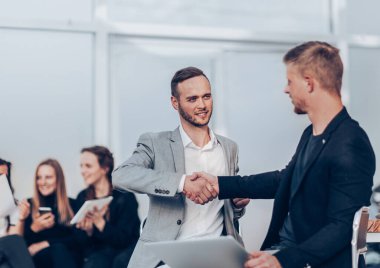 Ciddi iş arkadaşlarımız el sıkışıyor. kopyalama alanı olan fotoğraf