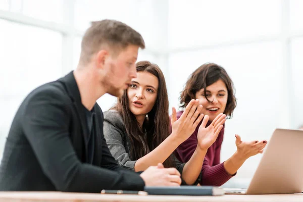 Jongeren praten over iets aan tafel — Stockfoto