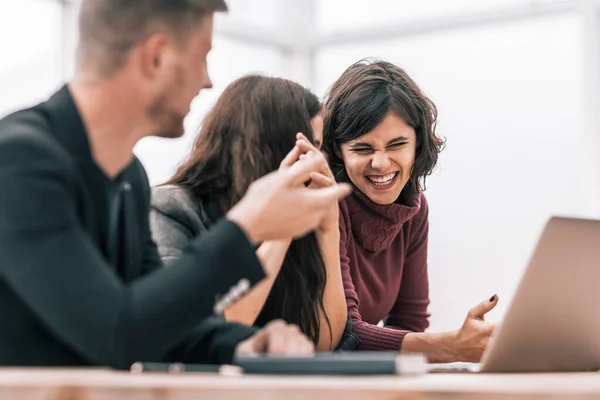 Vriendengroep discussieert over online nieuws zittend aan een tafel — Stockfoto