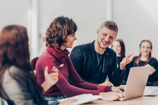 Groep jonge werknemers aan het bureau — Stockfoto