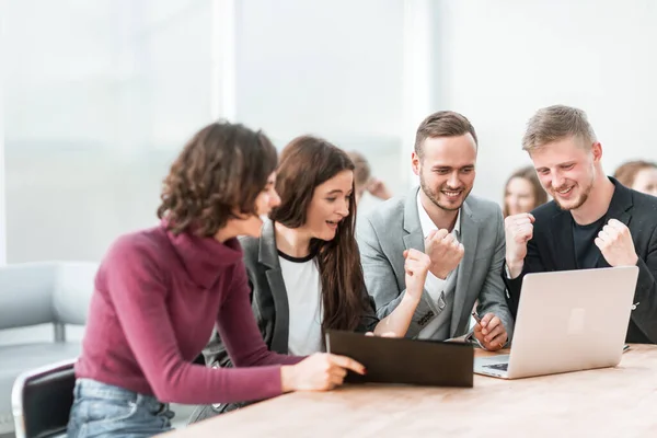 Bewonderende groep van medewerkers op zoek naar laptop scherm — Stockfoto