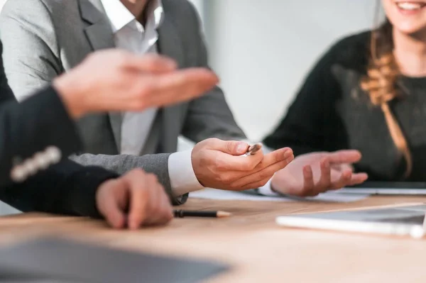 Nahaufnahme. Arbeitsgruppe diskutiert bei einem Gruppentreffen — Stockfoto