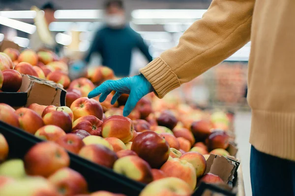 Acheteur cueille des pommes dans le magasin. concept de sécurité — Photo