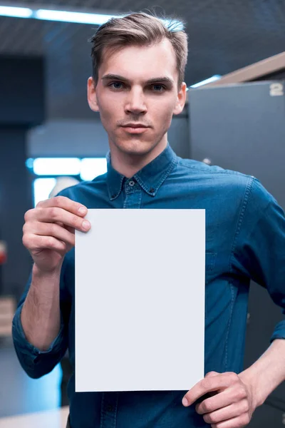 Ευτυχισμένος νεαρός άνδρας που δείχνει και επιδεικνύει την πινακίδα έτοιμη για το κείμενο ή το προϊόν σας — Φωτογραφία Αρχείου