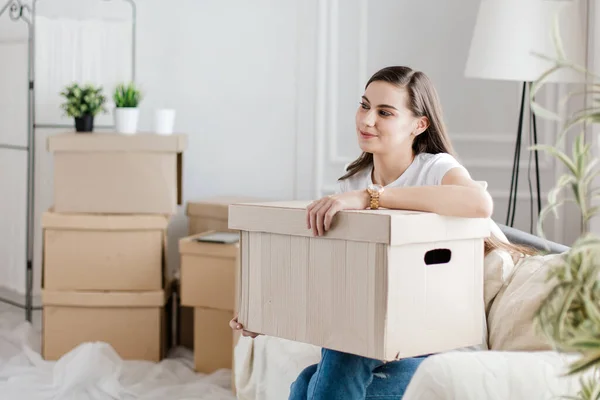 De cerca. mujer joven feliz con una caja de cartón grande — Foto de Stock